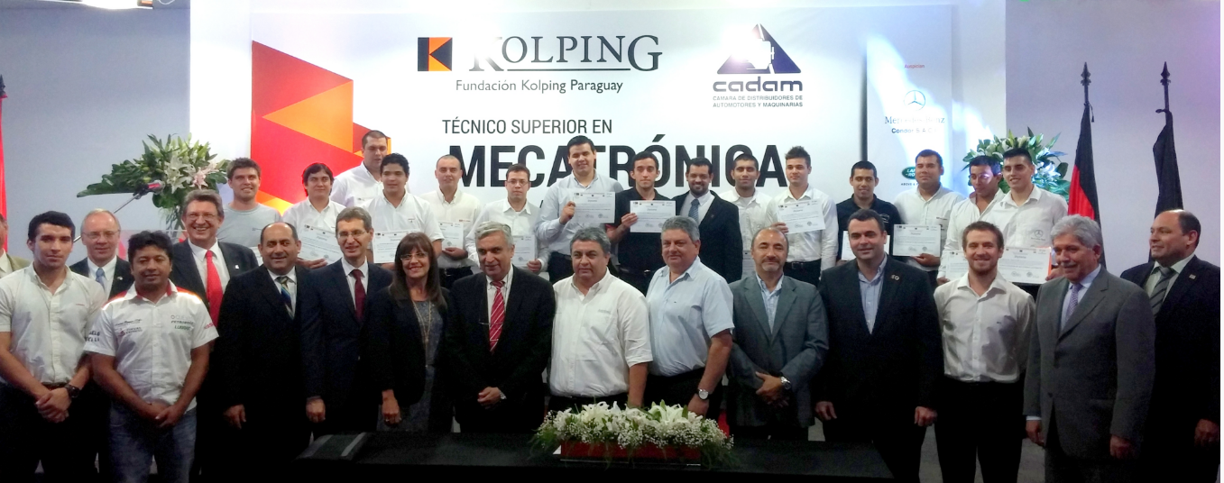Jóvenes mecánicos reciben título de Técnico Superior en Mecatrónica Automotriz