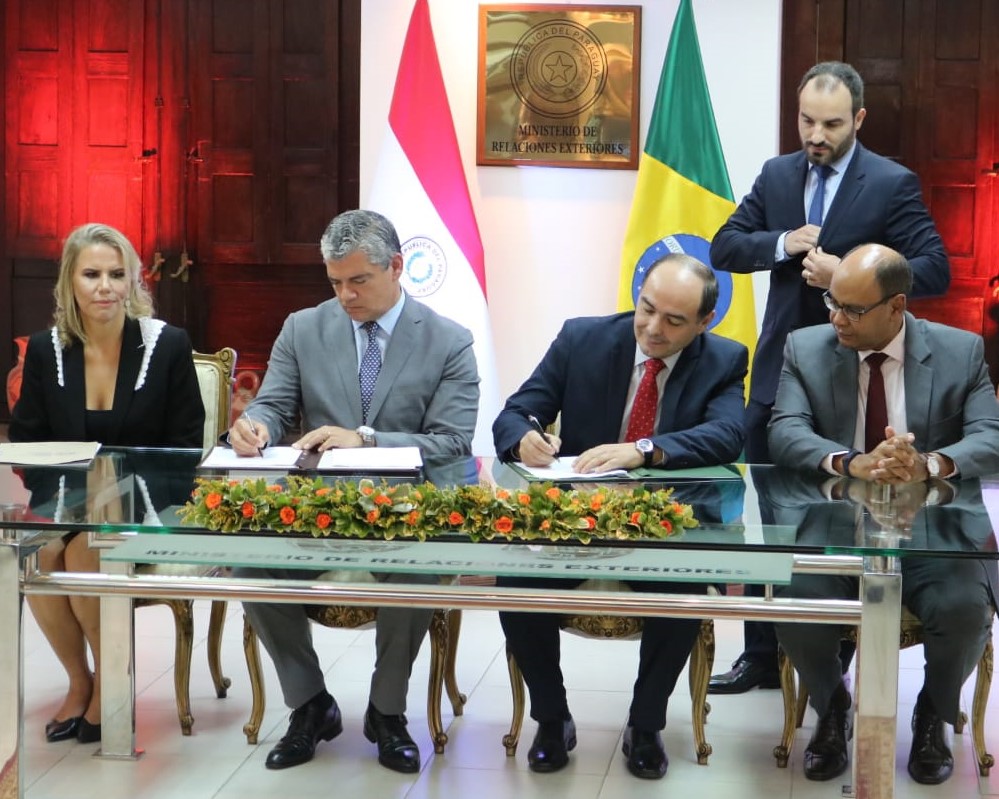 Gobierno firmó acuerdo automotriz con Brasil