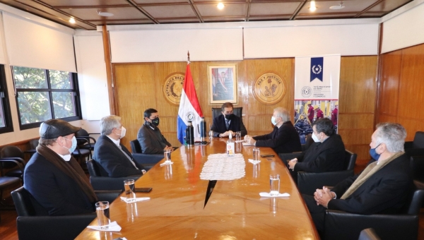 Electromovilidad fue tratada en reunión con Ministro del MIC y directivos de Cadam.